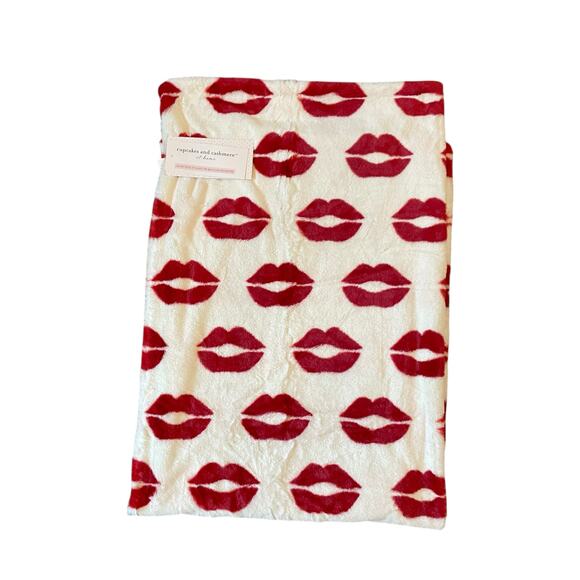 NEW Cupcakes & Cashmere LIPS Faux Fur Throw Blanket 50x70 Red & White Valentine - Picture 9 of 16